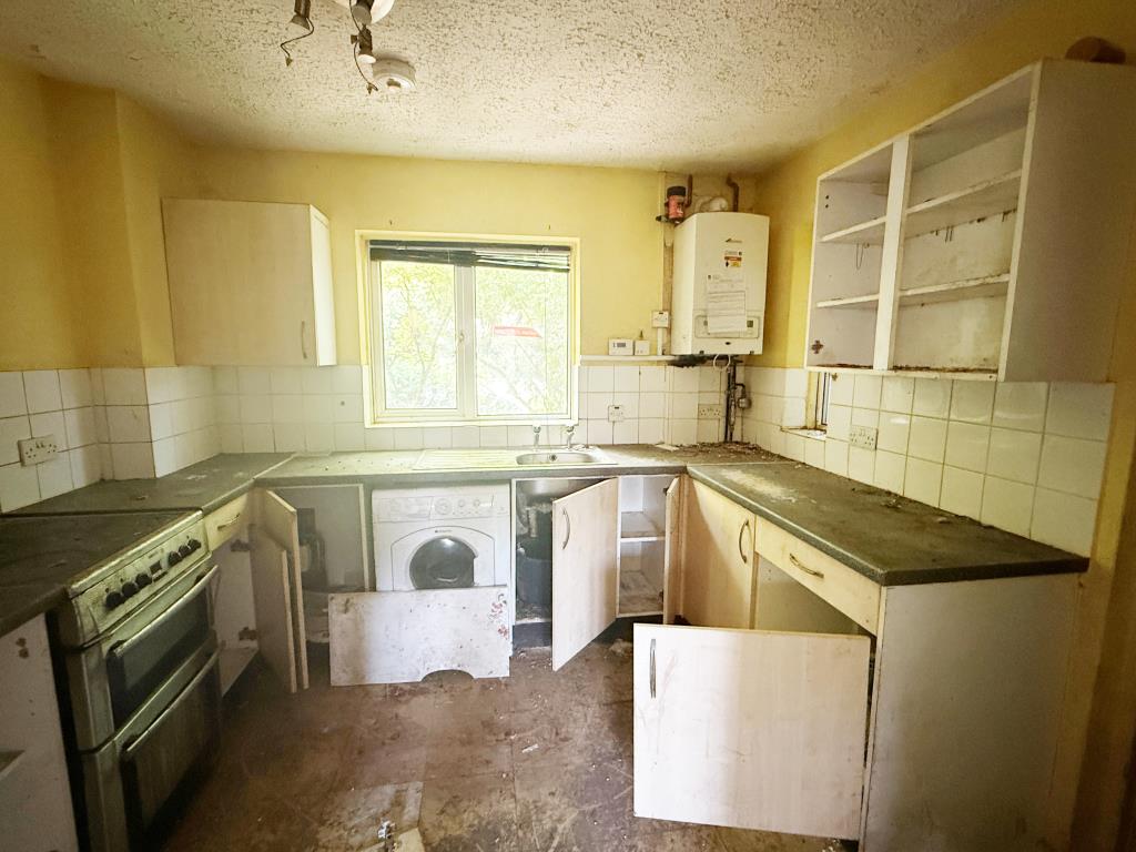 Lot: 112 - END-TERRACE HOUSE FOR IMPROVEMENT - Kitchen in House in need of Refurbishment
